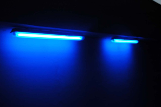 modré zářivkové osvětlení